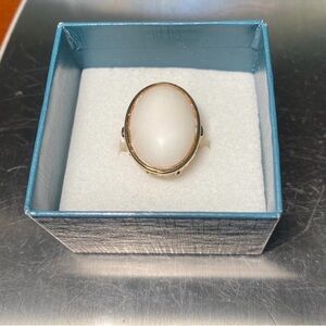 Elegant Gold and White Women's Ring
